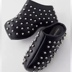 NWOB $99 AZALEA WANG Silver Stud Platform Clogs Size 7